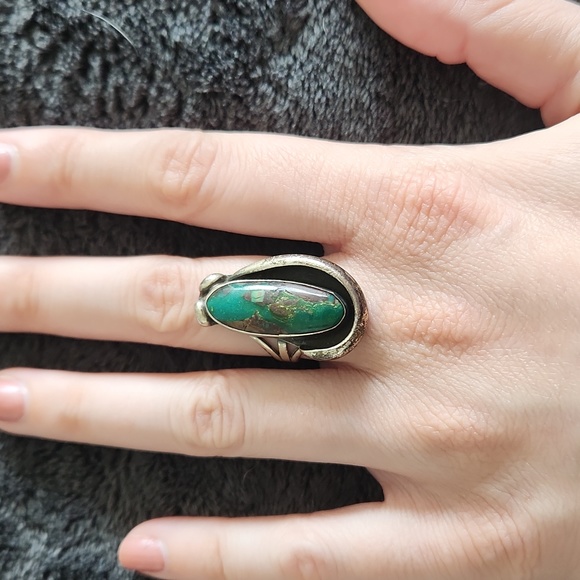 Silver ring with green stone size 6 - Picture 3 of 7